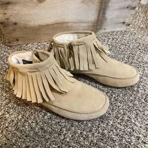 Barefoot by Sporto Tan Suede Insulated Fringe Moccasin Boots – Size 6.5